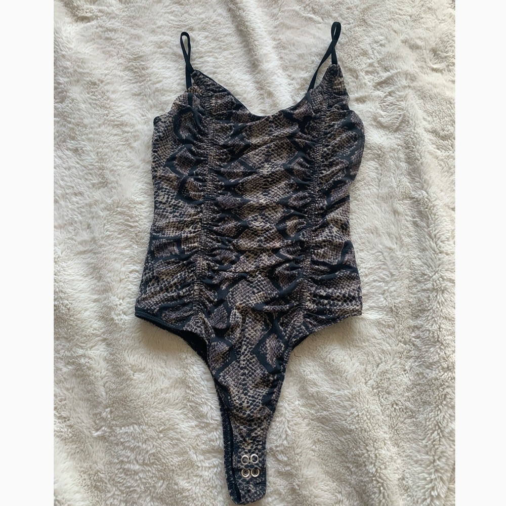 𝙶𝙱𝙶 𝚂𝙽𝙰𝙺𝙴𝚂𝙺𝙸𝙽 𝙱𝙾𝙳𝚈𝚂𝚄𝙸𝚃 - Picture 2 of 4